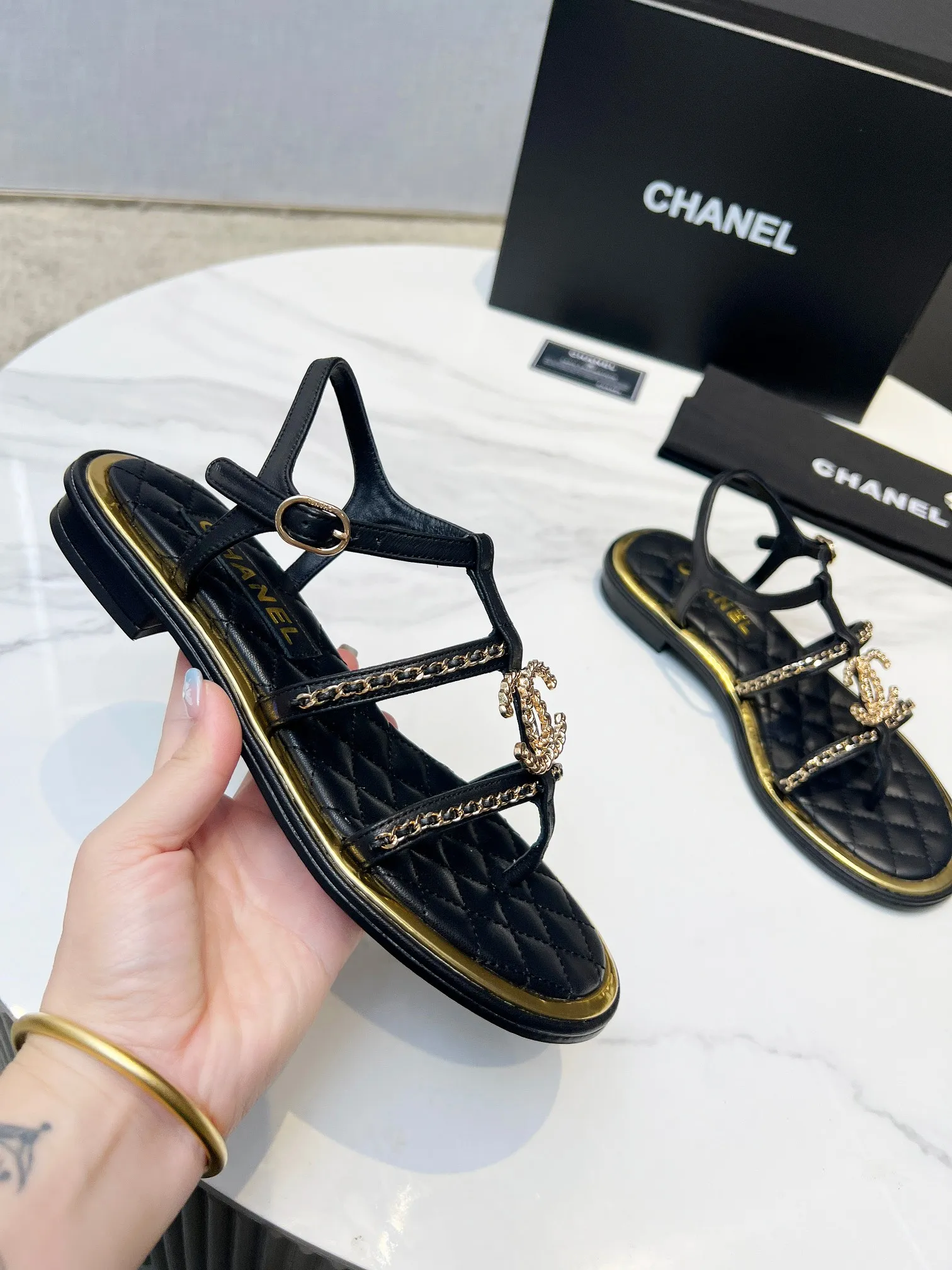 👟👟Ex-factory price 500👟👟 CHANEL2025 Xiaoxiang new classic flip-flop sandals, unique double-layer welt craftsmanship, 👡 👄Original 1:1 molded logo🧡Exudes lasting charm Xiaoxiang sandals👡Vivid intellectual elegance👥Brings out women’s unique beauty👩‍🦰 Fabric: Sheepskin Lining: Imported sheepskin , Outsole: Rubber outsole (leather outsole) Color: black/apricot/white, code number: 35-40 (41-41 customized, non-refundable and non-exchangeable)